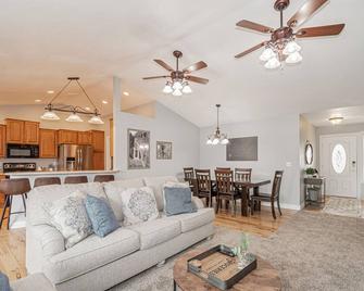 Wilson Family Retreat - Idaho Falls - Living room