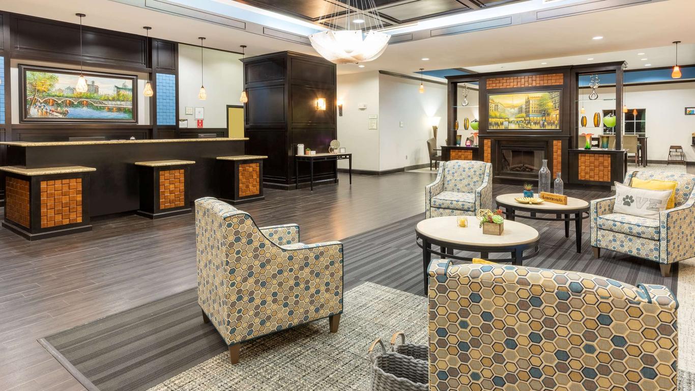 لا كينتا إن آند سويتس باي ويندام ماونتن بليزانت