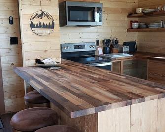 Kia'a'yo Bear Cabin -- Modern Cabin -- 15 Min to Glacier East Entrance - Babb - Kitchen