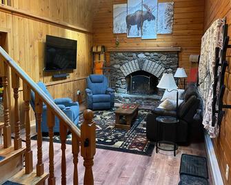 Log Cabin 1.6 Miles from Newfound Lake! Pet Friendly! Sleeps up to 10 - Bristol - Sala de estar