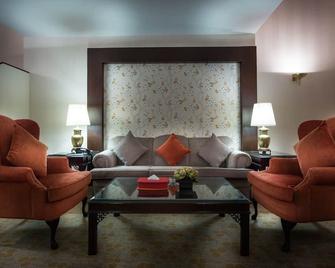 Hawthorn Suites by Wyndham Al Khobar - Al Khobar - Living room