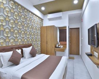 Hotel The Global Point - Mahesāna - Bedroom