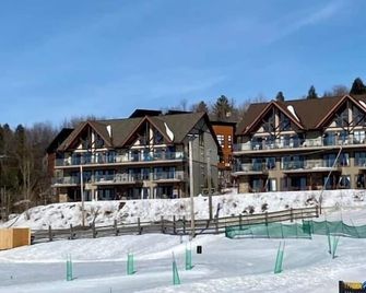 L104-Condo ski in ski out /vélo in vélo out - Bromont - Building