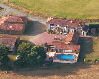 Traditional Vendeen Farmhouse incorporating 3 gites. Family-friendly. - Chantonnay - Bâtiment