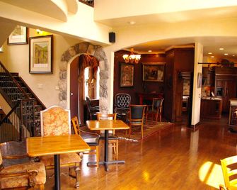 Arrowhead Manor Bed & Breakfast Inn & Event Center - Morrison - Bar