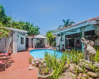 HoneyPot Guest house - אמהלאנגה - בריכה