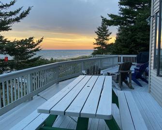 Beautiful 4 Seasons Lake Michigan Beach House 200 Feet of Pristine Beach. - Manistique - Balcony