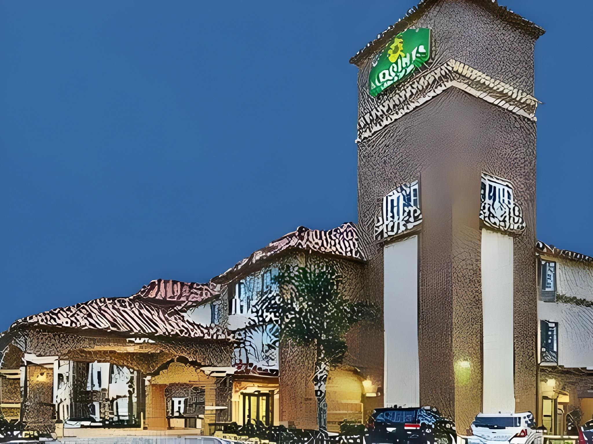 La Quinta Inn & Suites by Wyndham Houston Hobby Airport - יוסטון - בניין