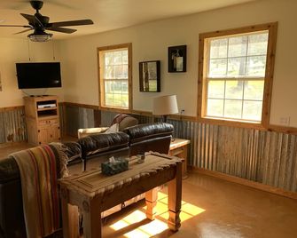 Our Happy Place Farm - 2 Bedroom Cabin near Lake Conroe - Willis - Living room