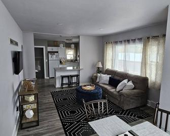Becky's Bee Hive, Clean, Cozy, Affordable and Family Friendly! - Ironwood - Living room