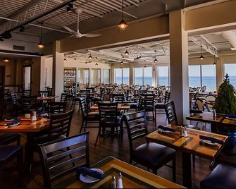 Perfect Spot for Soaking Up Some Sun & Sightseeing! Private Beach, Onsite Pools! - Falmouth - Restaurant