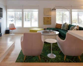 Mid-century modern walk to the ocean, restaurants, and shops! Maine Coast! - Rockport - Living room