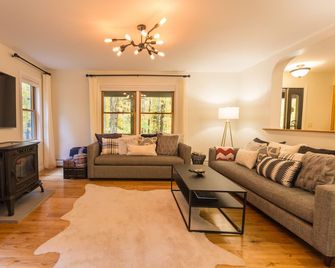 Modern, Ideal Location, Family Friendly! - Jay - Living room
