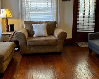 The Getaway-Charming 3 Bdrm 2 Bath, Sleeps 8-10 Lg Drive, Wifi, Tankless Water - 린빌 - 거실