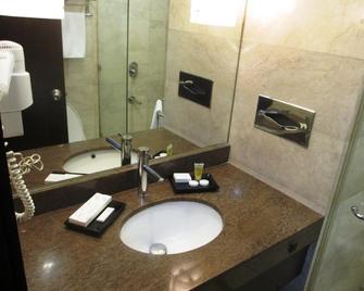 Crown Regency Hotel Makati - Makati - Bathroom