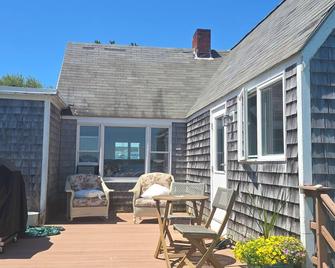 3-bedroom waterfront house with use of marina facilities in charming Jamestown! - Jamestown - Patio