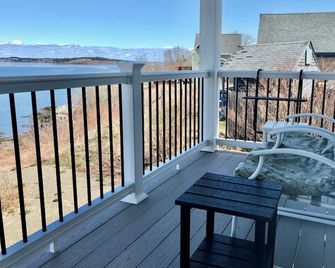 White O’ Morn Cottage - Whimsical, comfy 1 BR 1.5 bath on Johnson Bay - Lubec - Balcony