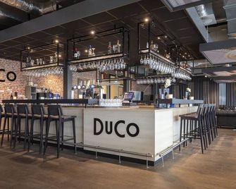 Getaway to Comfort with Restaurant, and Free Parking, Near Museum Jan Cunen - Oss - Bar