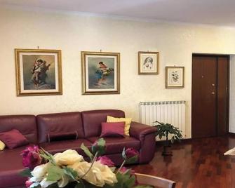 Spacious 90 Sqm Apartment With Balconies, Private Parking - Raffaele De Ferrari - Rome - Living room