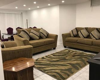 Newly Renovated Luxury 3br+2bath Guest Suite - Брамптон - Вітальня