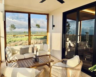 Hidden Valley Inn & Reserve - San Ignacio - Living room