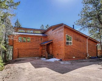 Howdy From Woodland West, cut Above the Clouds, - Green Mountain Falls - Edificio