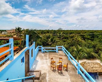 Cozy Suite w/ WiFi, AC, Shared Sundeck, & Pool - Rooftop with Great Views - Caye Caulker - Balcony