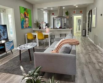 Artists Bungalow Arcade King Beds Near The Beat - Sacramento - Sala de estar