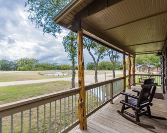 Vineyard Trail Cottages- Adults Only - Fredericksburg - Parveke