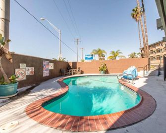 Queencity Inn - Signal Hill - Pool