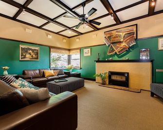 Cullalo Arthouse - Albury - Living room