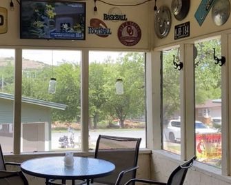 In the Heart of Medicine Park - Surrounded by Stunning Views - Medicine Park - Restaurant