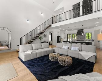 The Estate, King Beds, near Chateau Elan and Road Atlanta, lake Lanier - Braselton - Living room