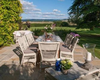 Lux Cotswold Old Rectory & superb gardens, pool, tennis, for holidays & weddings - Broadway - Patio