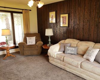 House on 5th - East Jordan - Sala de estar