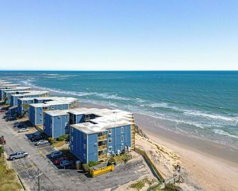 Ocean-View Condo: Steps to North Topsail Beach! - Sneads Ferry