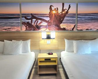 Days Inn & Suites by Wyndham Galveston West/Seawall - Galveston - Makuuhuone