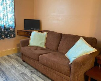 Cabin 8 - Reel and Trigger - Warsaw - Living room