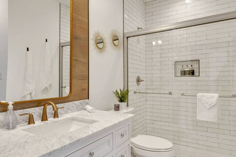 Bright Modern 4Bd 2Ba in the Heart of Wrigleyville condo - Chicago - Bathroom