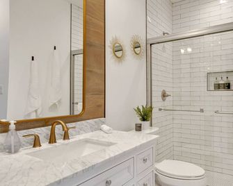 Bright Modern 4Bd 2Ba in the Heart of Wrigleyville condo - Chicago - Bathroom