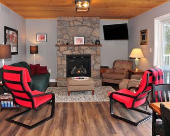 Muskoka Maple Cottage, 4 Bedrooms, 2 Baths, Beautiful View, Located On Quiet Bay - Dwight - Sala de estar