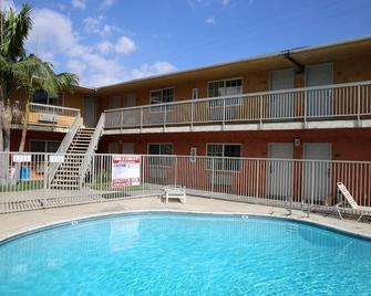 Chateau Inn and Suites - Downey - Pool