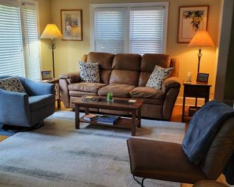 The Carolina Place, walking distance to downtown - West Jefferson - Obývací pokoj