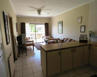 Palm Beach Chalets - Port Edward - Living room