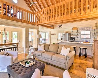 Awesome Murphy Cabin with Dock on Nottely River - Murphy - Obývací pokoj