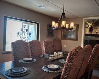 Beautiful 3-Home Ranch Nestled below the Rocky Mountains along Huerfano River - Walsenburg - Essbereich