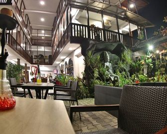 هوتل سونراي - كاندي - شرفة مرصوفة