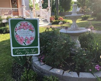 The Chandelier Bed & Breakfast 'Rose Room' - Manistee - Outdoors view