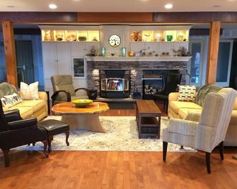 Executive 4 bedroom 3,000 sq ft home, outdoor patio & gardens - Fredericton - Living room