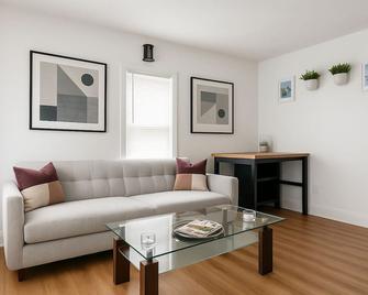 Cozy family Apt near casino, Boston City and airport with hassle free parking! - Everett - Living room